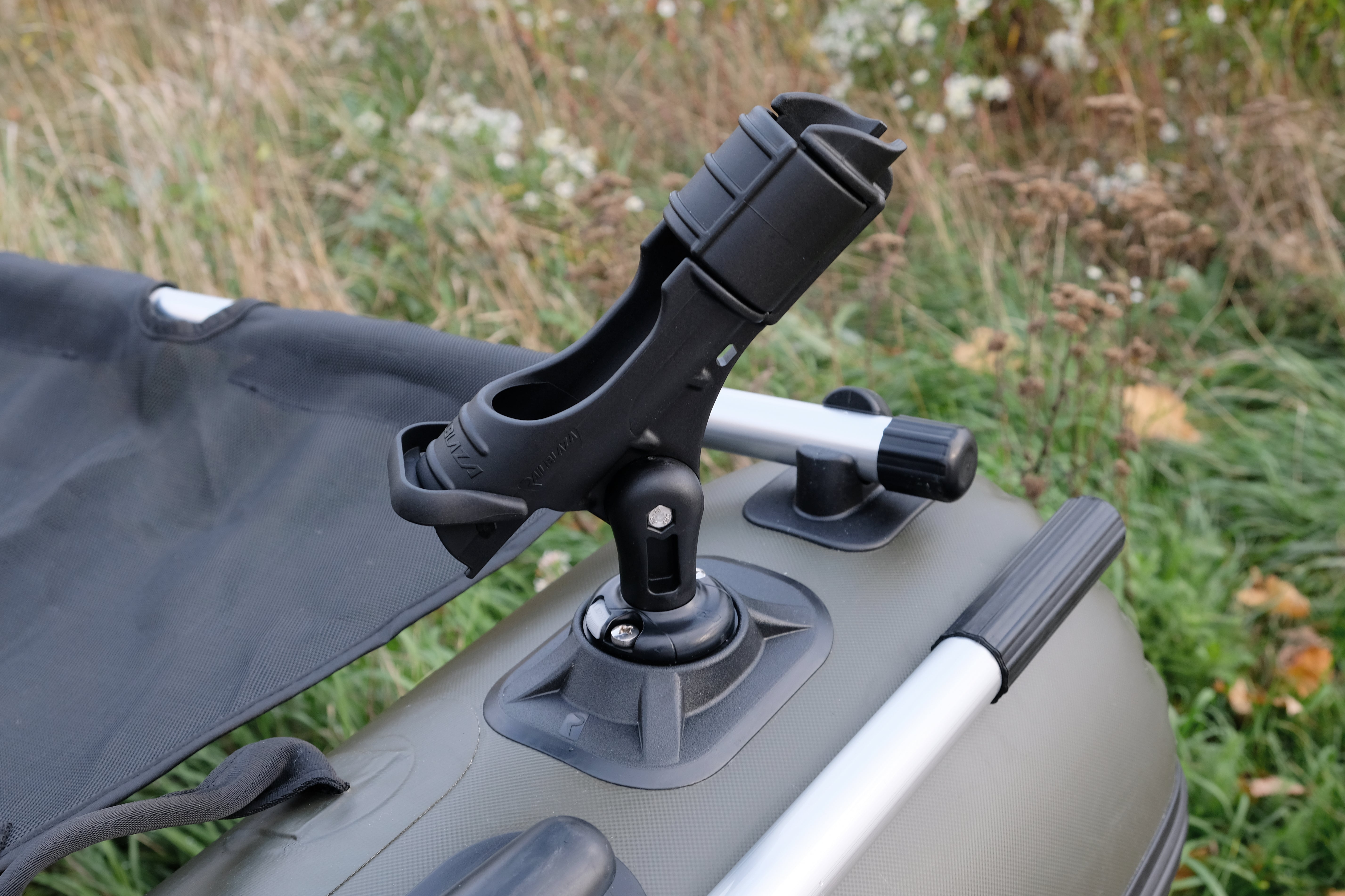 Allroundmarin Belly Boot 170 olivgrün mit Motorhalterung - Outdoor Monkey