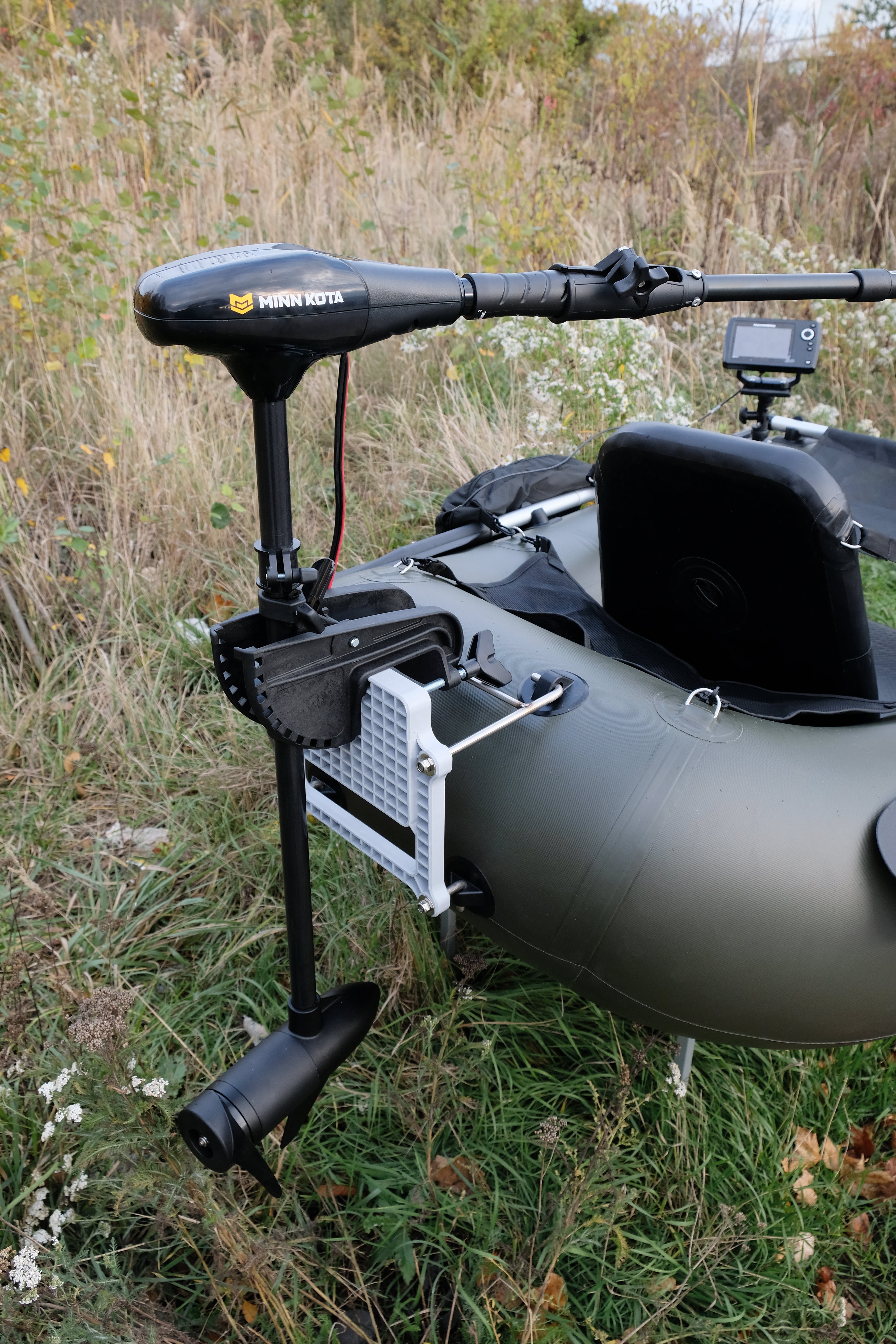 Allroundmarin Belly Boot 170 olivgrün mit Motorhalterung - Outdoor Monkey