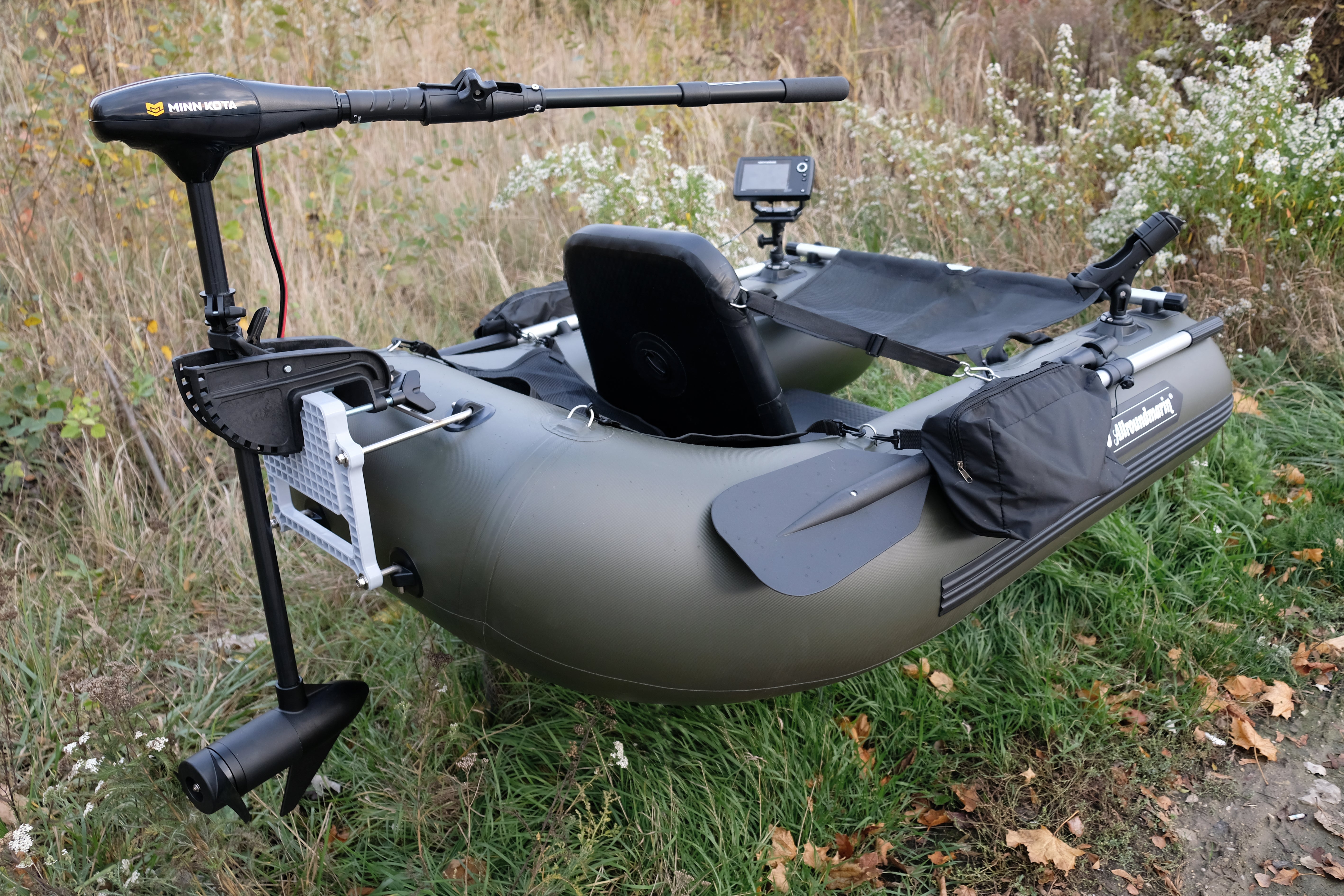 Allroundmarin Belly Boot 170 olivgrün mit Motorhalterung - Outdoor Monkey