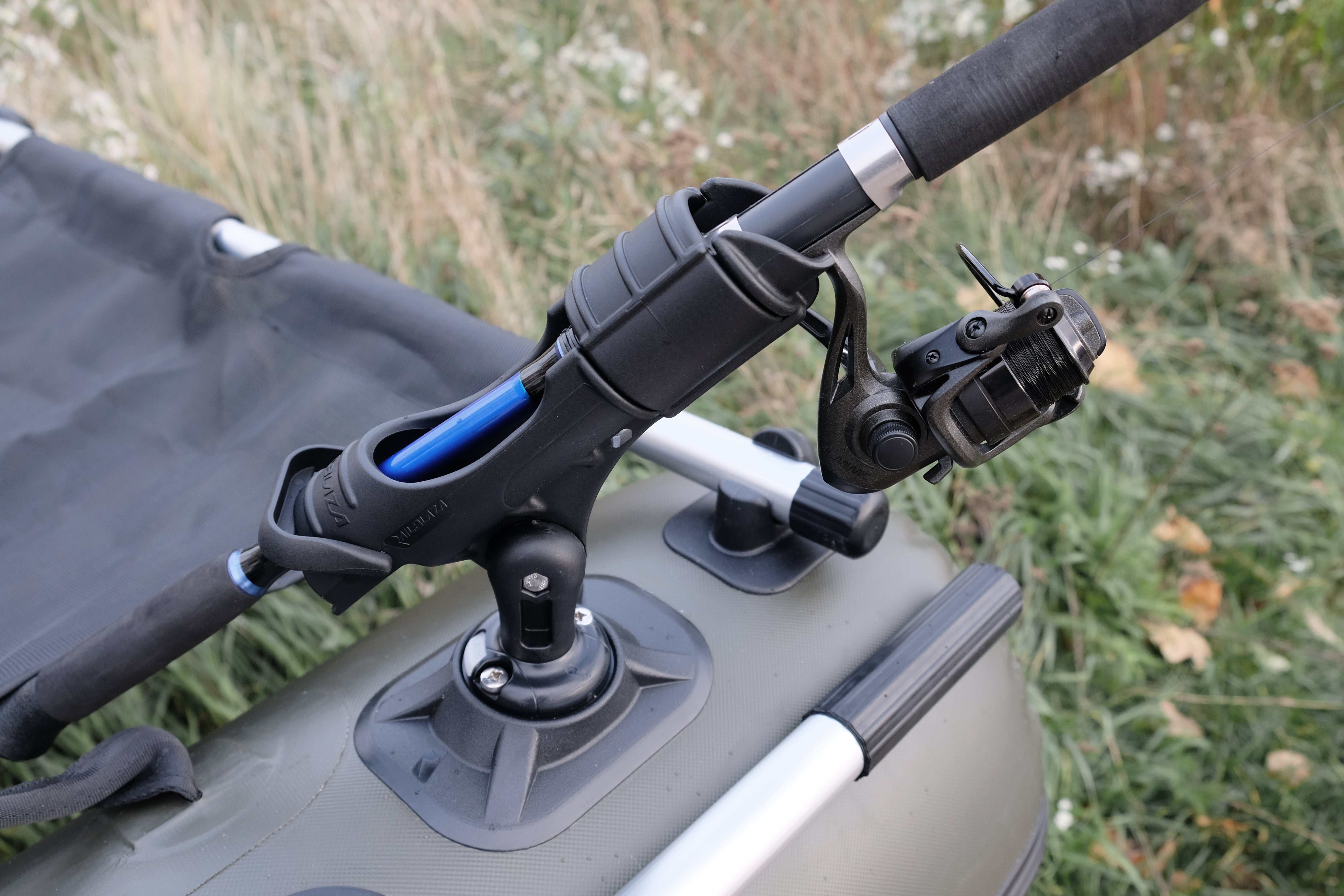 Allroundmarin Belly Boot 170 olivgrün mit Motorhalterung - Outdoor Monkey