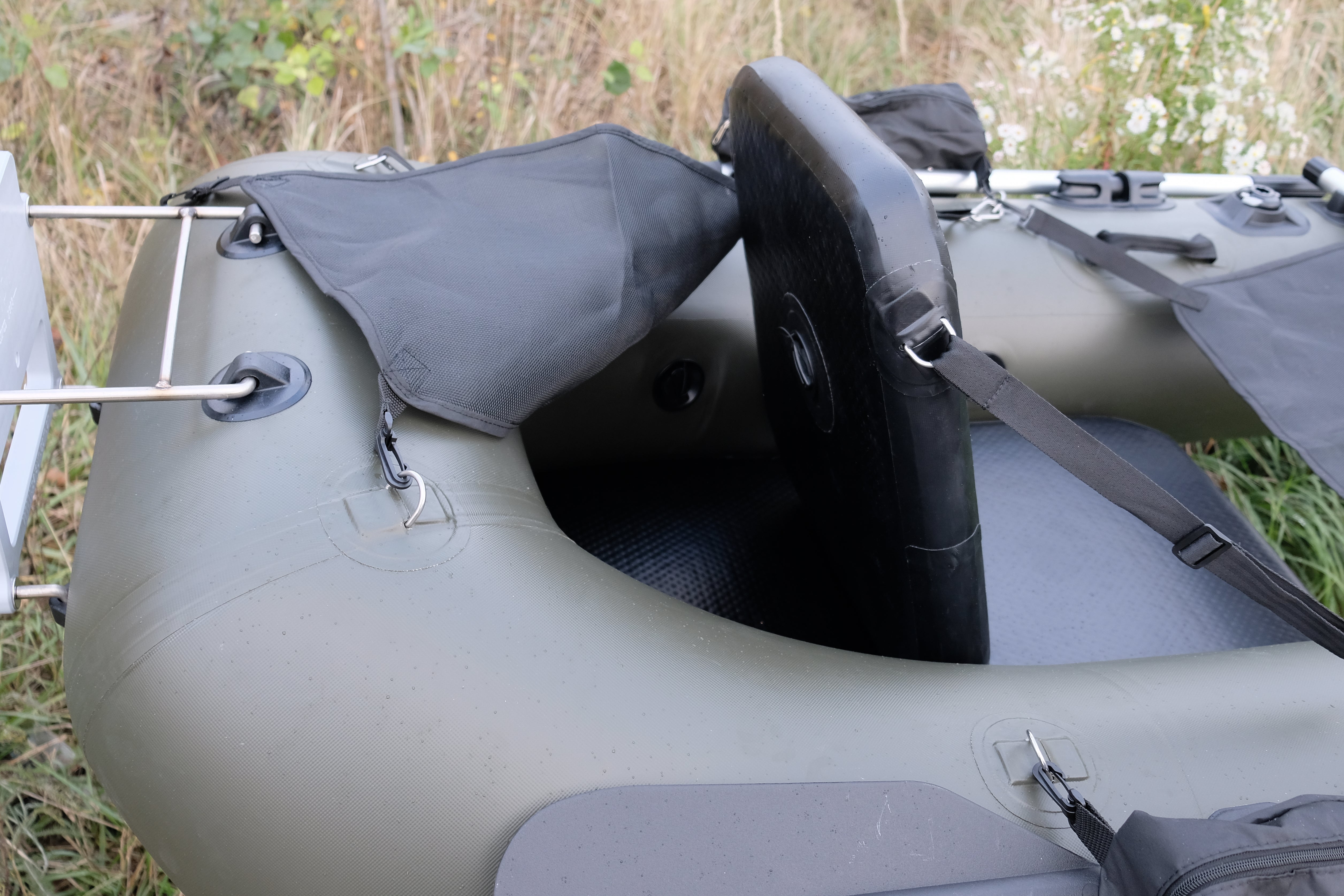 Allroundmarin Belly Boot 170 olivgrün mit Motorhalterung - Outdoor Monkey