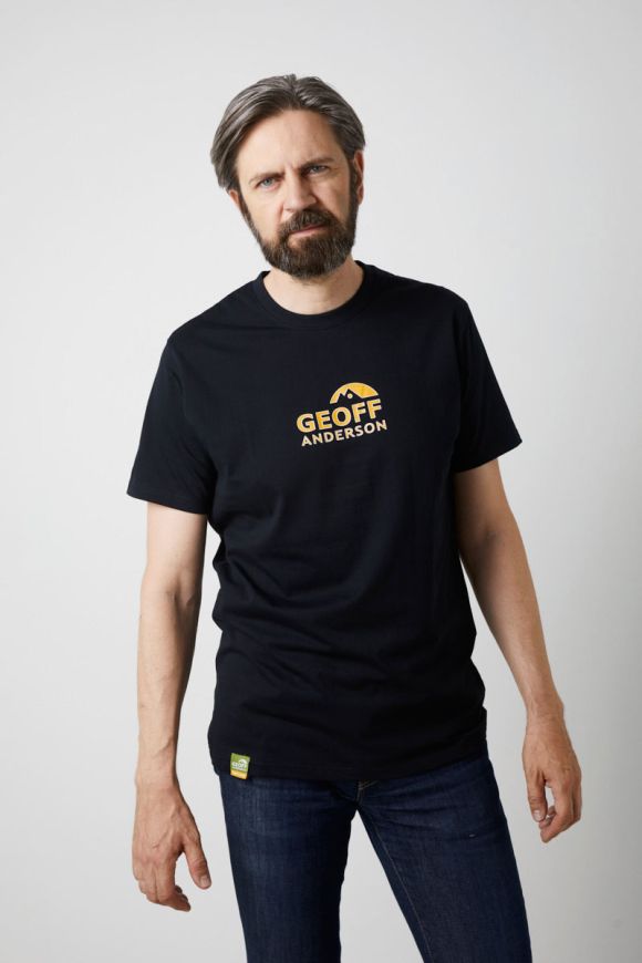 GEOFF ANDERSON Organic T-Shirt - schwarz mit orangenem Brustlogo groß