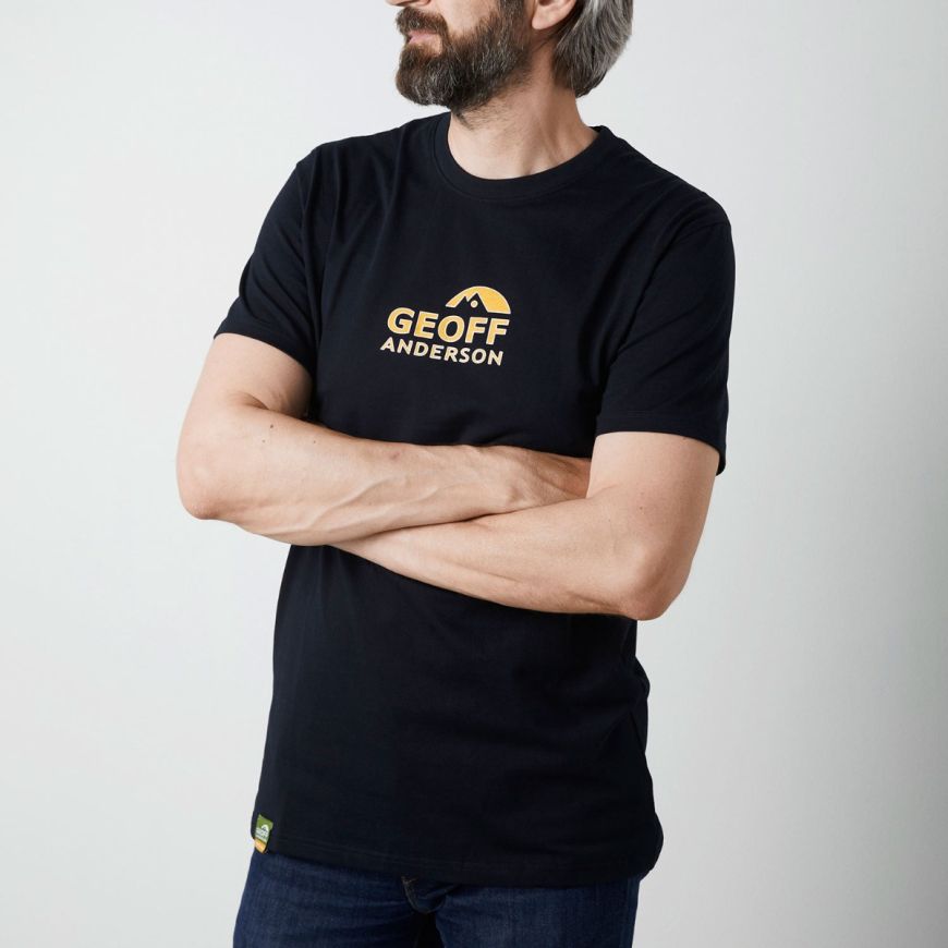 GEOFF ANDERSON Organic T-Shirt - schwarz mit orangenem Brustlogo groß