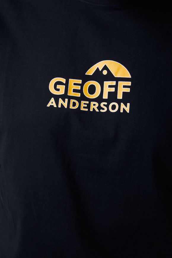 GEOFF ANDERSON Organic T-Shirt - schwarz mit orangenem Brustlogo groß